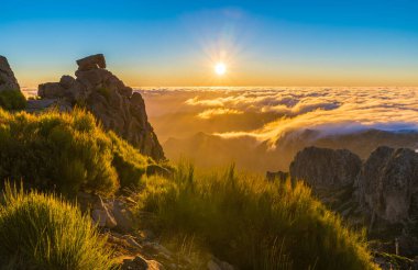 Pico do Arieiro ve Pico Ruivo, Madeira adaları, Portekiz 'de gün doğumunda dağın tepesinde.