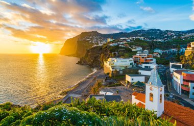 Camara de Lobos köyü gün batımında, Cabo Girao arka planda, Madeira Adası, Portekiz