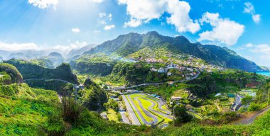 Portekiz 'in Madeira adasındaki Faial köyü ve Go-kart pisti manzarası 