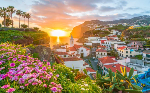 Camara de Lobos köyü gün batımında, Cabo Girao arka planda, Madeira Adası, Portekiz