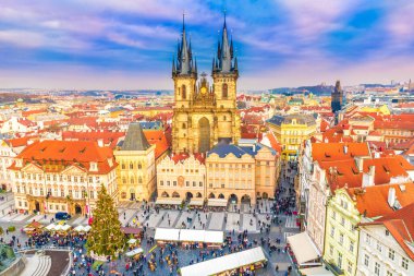 Prag 'daki eski şehir meydanında Noel zamanı panoramik manzara, Çek Cumhuriyeti