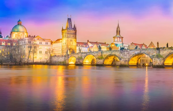 Río Moldava Puente Carlos Las Torres Praga República Checa —  Fotos de Stock