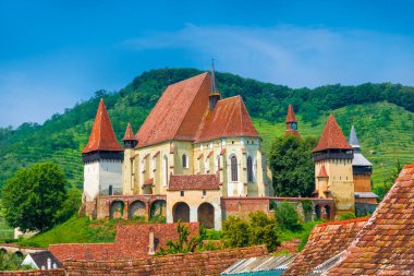 Romanya 'nın Sibiu kentindeki Biertan güçlendirilmiş kilisesinin güzel ortaçağ mimarisi UNESCO Dünya Mirası Bölgesi tarafından korunuyor