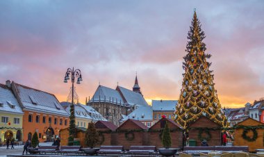 Romanya 'nın Transilvanya kentindeki Brasov kasabasının merkezinde Noel pazarı ve süsleme ağacı