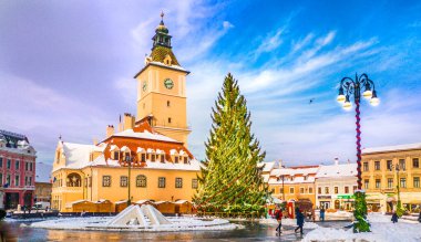 Romanya 'nın başkenti Transilvanya' nın ana merkezindeki Noel pazarı ve süsleme ağacı