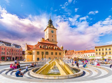 Brasov, Romanya - Iulie 01, 2015: Council Square Brasov, Transilvanya tarihi merkezi, Romanya