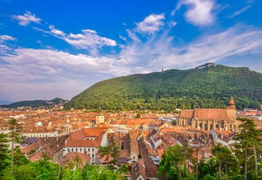 Romanya 'nın Transilvanya kentinin en güzel ve ortaçağ yeri olan Brasov kasabasının panoramik manzarası.