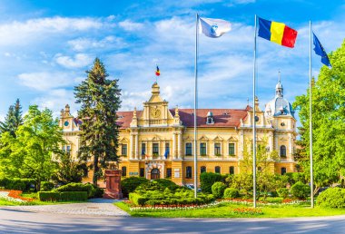 Brasov, Transilvanya, Romanya 'daki belediye binası ve merkez parkı