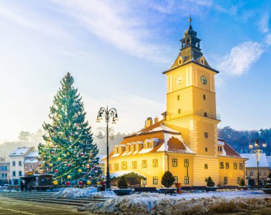 Romanya 'nın Brasov kentinin ana merkezinde kış mevsiminde Noel pazarı ve süsleme ağacı