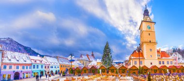 Romanya 'nın Brasov kentinin ana merkezinde kış mevsiminde Noel pazarı ve süsleme ağacı