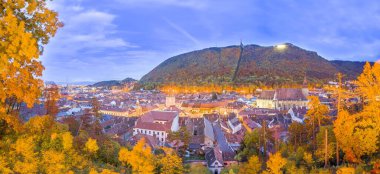 Romanya 'nın Transilvanya kentinin en güzel ve ortaçağ yeri olan Brasov sonbahar sezonunun panoramik manzarası