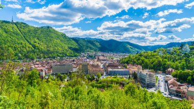 Şehir manzarası Brasov, hava ve panoramik manzara, Transilvanya, Romanya.