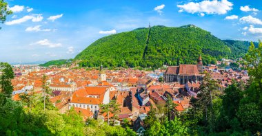 Şehir manzarası Brasov, hava ve panoramik manzara, Transilvanya, Romanya. 
