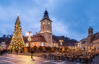 Romanya 'nın Transilvanya kentindeki Brasov kasabasının merkezinde Noel pazarı ve süsleme ağacı 