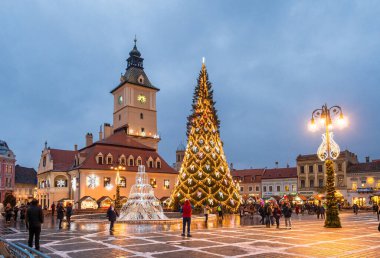 Brasov, Romanya - 11 Aralık 2018: Romanya 'nın Transilvanya kentinin merkezinde Noel pazarı ve süsleme ağacı