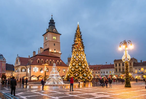 Brasov, Romanya - 11 Aralık 2018: Romanya 'nın Transilvanya kentinin merkezinde Noel pazarı ve süsleme ağacı