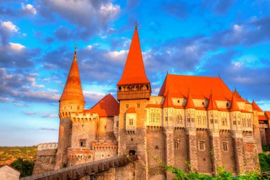 Gün batımında Hunedoara, Transilvanya, Romanya ve Avrupa 'da Hunyad Corvin Ortaçağ Şatosu