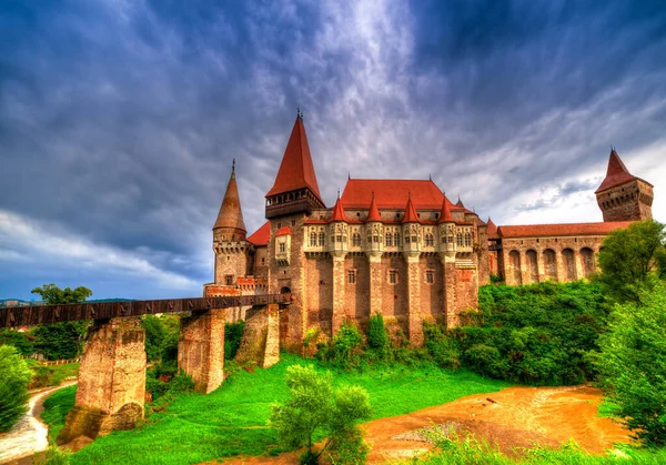 Schöne Mittelalterliche Burg Hunyad Corvin Sonnenuntergang Nach Dem Sturm Hunedoara — Stockfoto