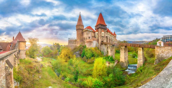 Vacker Hunyad Corvin Medeltida Slott Solnedgången Ljus Hunedoara Stad Transsylvanien — Stockfoto