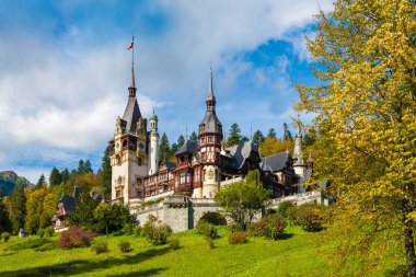 Peles Şatosu Sinaia sonbahar mevsiminde, Romanya 'nın Transilvanya kenti Unesco Dünya Mirasları Bölgesi tarafından korunuyor