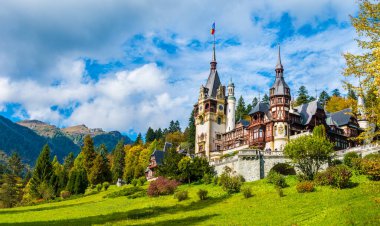 Peles Şatosu Sinaia sonbahar mevsiminde, Romanya 'nın Transilvanya kenti Unesco Dünya Mirasları Bölgesi tarafından korunuyor