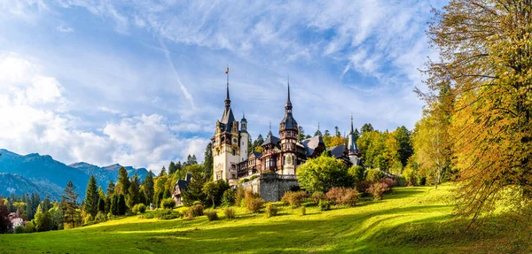 Paisagem Com Castelo Peles Sinaia Roménia — Fotografia de Stock