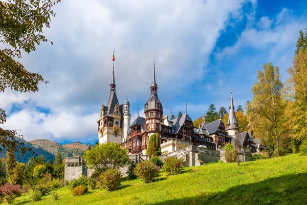 Peles Şatosu Sinaia Sonbahar Mevsiminde Romanya Nın Transilvanya Kenti Unesco — Stok fotoğraf