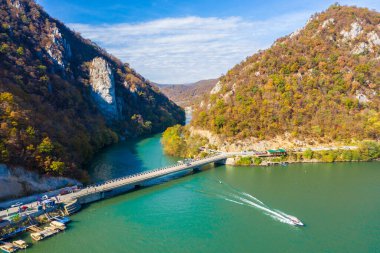 Romanya 'nın Tuna Nehri üzerindeki Düzensiz Heykel