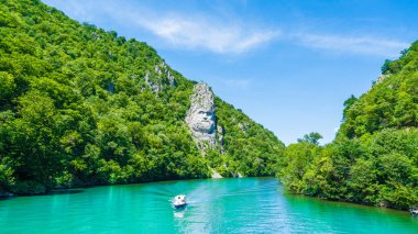Romanya 'nın Tuna Nehri üzerindeki Düzensiz Heykel