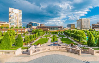 Romanya 'nın Iasi kentinde merkezi meydanın panoramik manzarası.