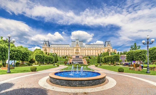 罗马尼亚摩尔达维亚Iasi镇中央广场的水泉 背景为文化宫 — 图库照片