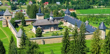 Sucevita Ortodoks üzerindeki hava manzarası, UNesco mirası, Suceava kasabası, Moldavya, Bucovina, Romanya 'nın Bucovina kentinde korunan kilise manastırını boyadı