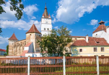 Romanya 'nın Transilvanya kentindeki Brasov kentindeki Ortaçağ kilisesi Harman (Hoonigburg) Sakson köyü