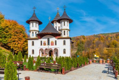 Sonbahar mevsiminde Oituz vadisindeki Codreanu manastırı, Moldavya, Romanya