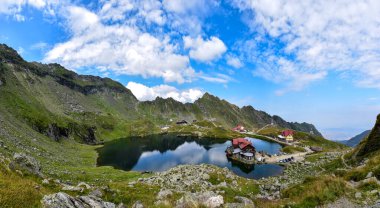 Romanya 'nın Fagaras dağlarındaki Balea gölü ve dağ evi