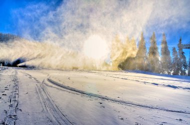 Kayak yamacında kar.