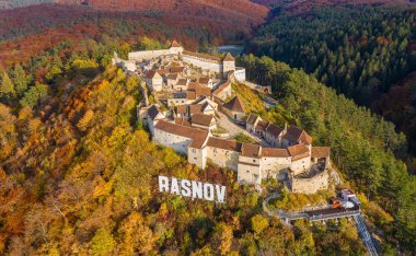 Ortaçağ kalesi Rasnov, Brasov, Transilvanya ve Romanya 'nın manzarası