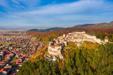 Rasnov kasabası ve ortaçağ kalesi, Brasov, Transilvanya ve Romanya 'nın manzarası 