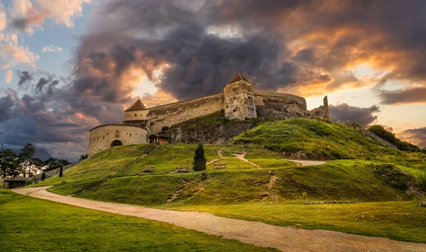 Krajobraz Średniowieczną Fortecą Rasnov Zachodzie Słońca Brasov Transylwania Rumunia — Zdjęcie stockowe