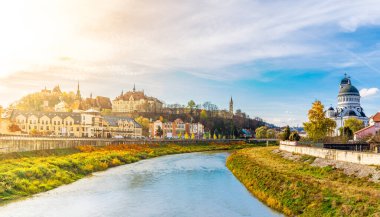 Tarnava Mare nehri ve ortaçağ kalesi Sighisoara, Transilvanya, Romanya