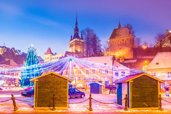 Jarmark Dekoracje Choinkowe Głównym Centrum Miasta Sighisoara Sezonie Zimowym Rumunia — Zdjęcie stockowe
