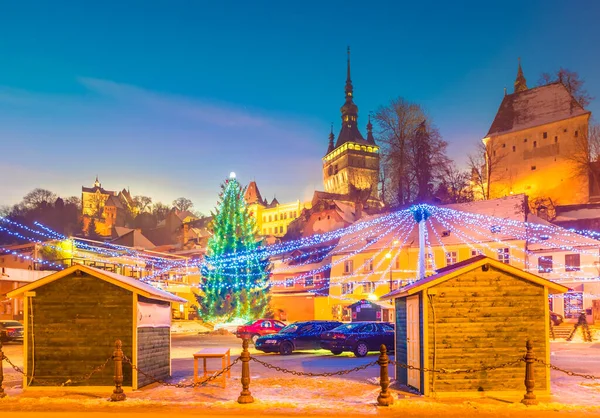 Weihnachtsmarkt Und Dekorationsbaum Zentrum Der Stadt Sighisoara Der Wintersaison Rumänien — Stockfoto