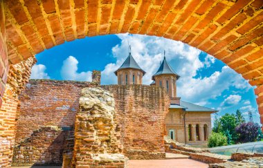 Romanya 'nın başkenti Targoviste' deki eski ortaçağ kalesi (kale) ve Kilise kalıntıları