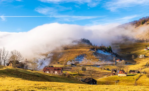 Ländliche Landschaft Mit Nebel Sirnea Fundata Dorf Siebenbürgen Wahrzeichen Rumänien — Stockfoto