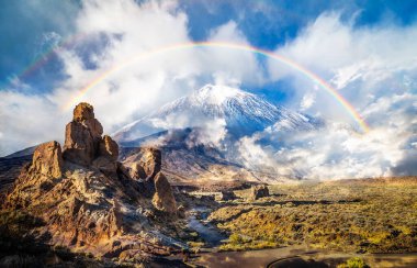Teide Ulusal Parkı, Tenerife, Kanarya Adaları, İspanya 'da Roques de Garcia Taşı ve Teide Dağı volkanı