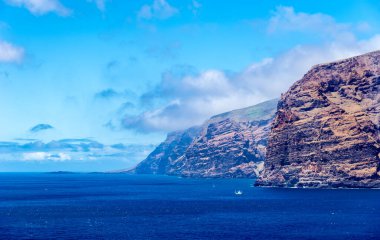Los Gigantes Dağı Puerto de Santiago şehrinde, Atlantik Okyanusu kıyısında, Tenerife, Kanarya Adası, İspanya