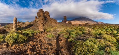 Teide Ulusal Parkı, Tenerife, Kanarya Adaları, İspanya 'daki Roques de Garcia oluşumu ve Teide Dağı yanardağı manzarası.