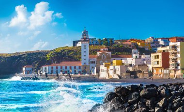İspanya 'nın Tenerife Kanarya Adaları' ndaki Candelaria Bazilikası ve çakıl taşı plajı