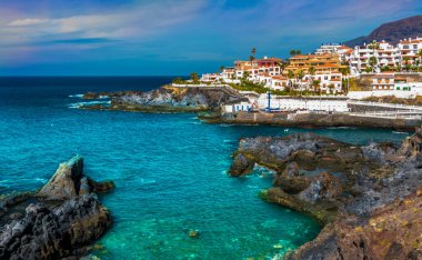 Los Gigantes Dağı Puerto de Santiago şehrinde, Atlantik Okyanusu kıyısında, Tenerife, Kanarya Adası, İspanya
