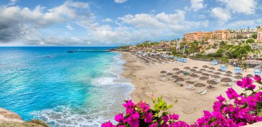 Costa Adeje 'deki El Duque plajının manzarası. Tenerife, Kanarya Adaları, İspanya